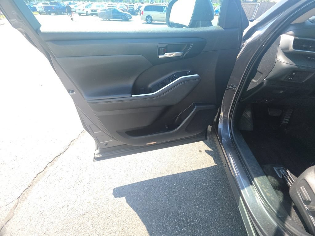 Used 2022 Toyota Highlander XLE AWD/4WD image 12