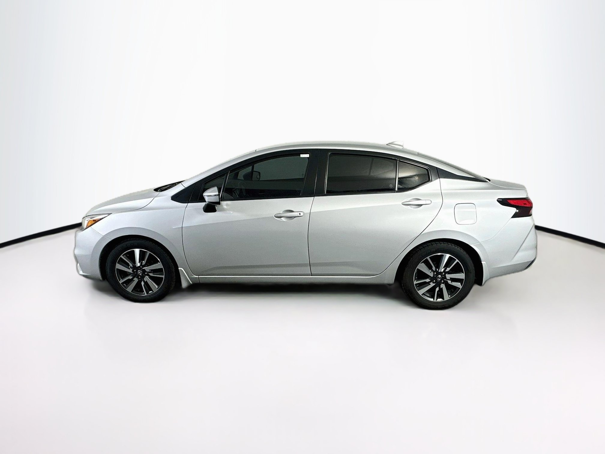 Used 2021 Nissan Versa SV FWD image 4