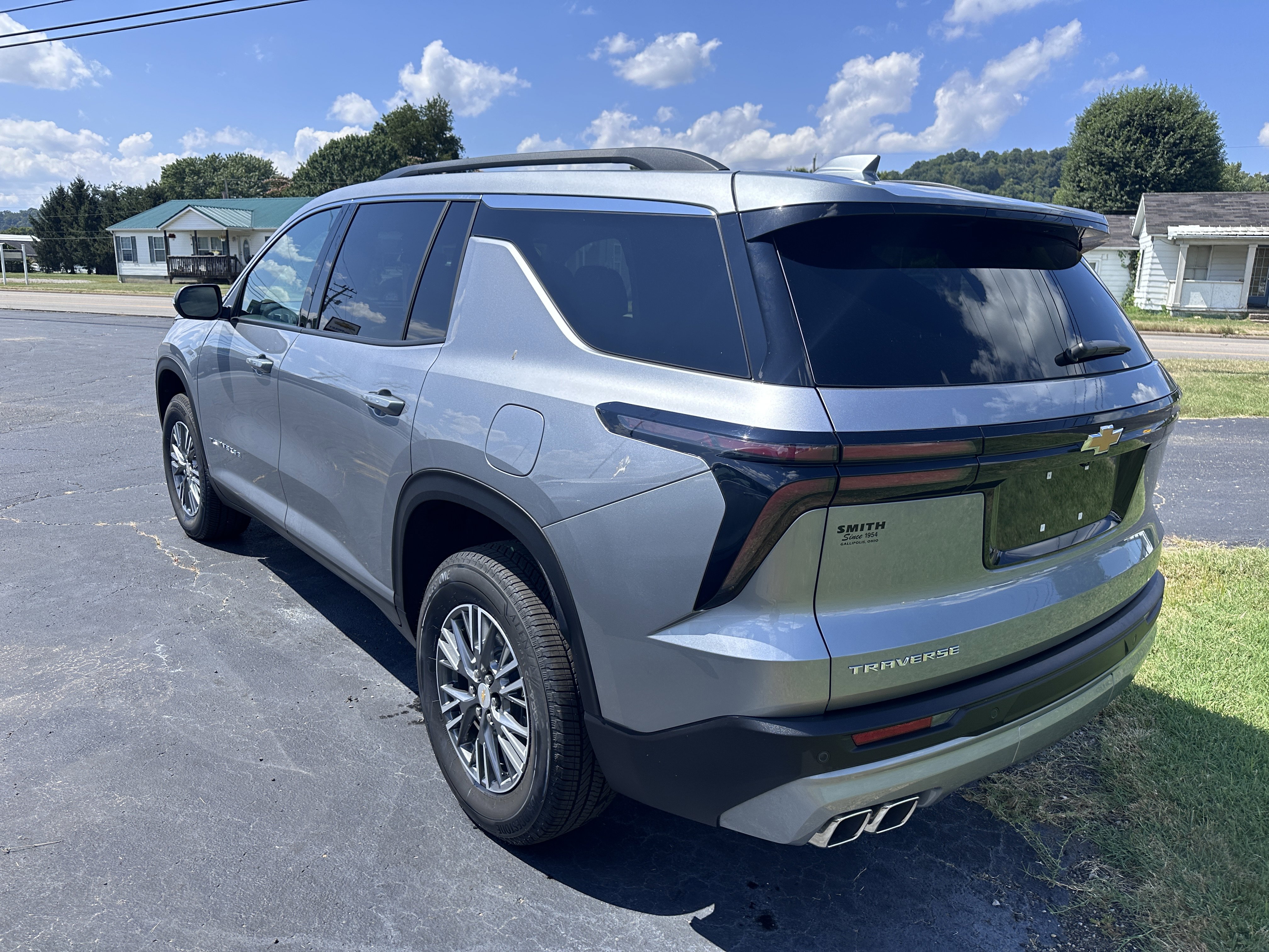 Used 2025 Chevrolet Traverse LT image 4