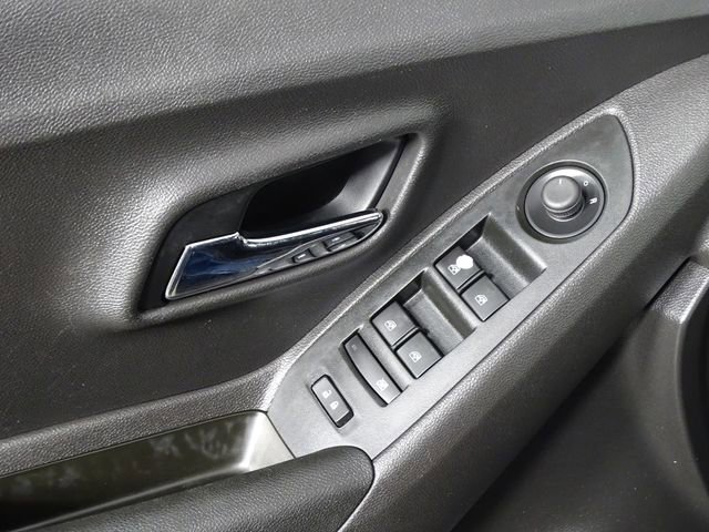 Used 2020 Chevrolet Trax LT w/ LT Convenience Package image 17