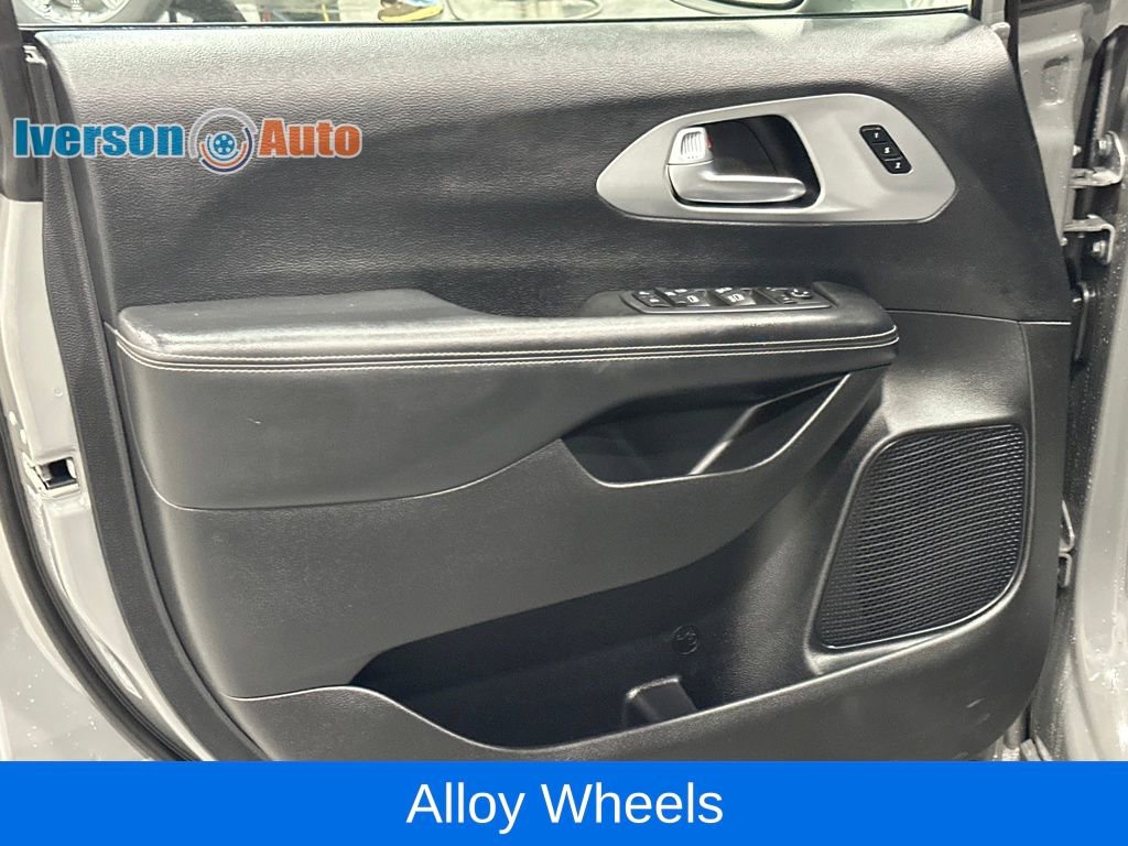 Used 2020 Chrysler Pacifica Touring-L w/ Advanced Safetytec Group image 16