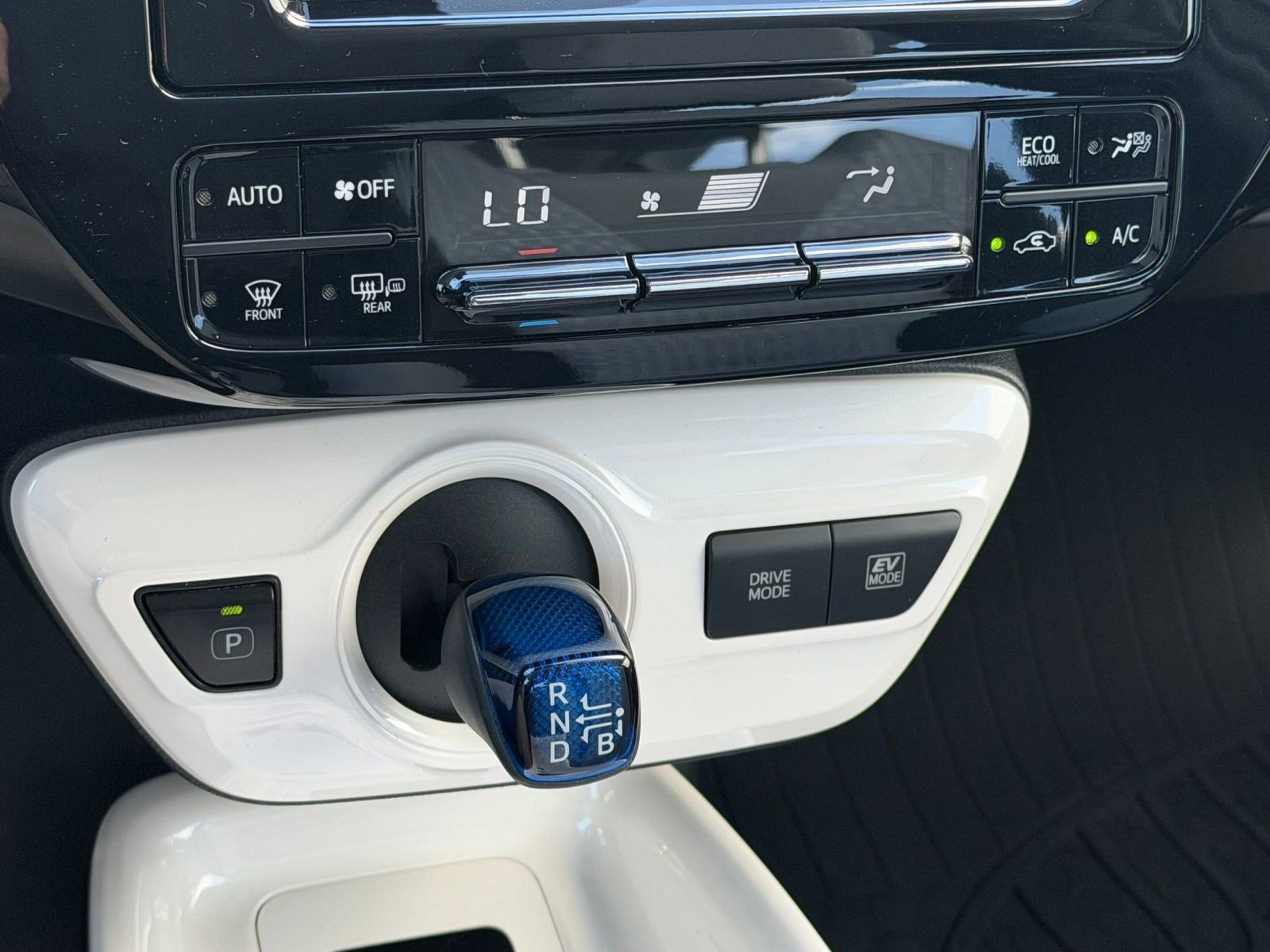 Used 2017 Toyota Prius Three image 18