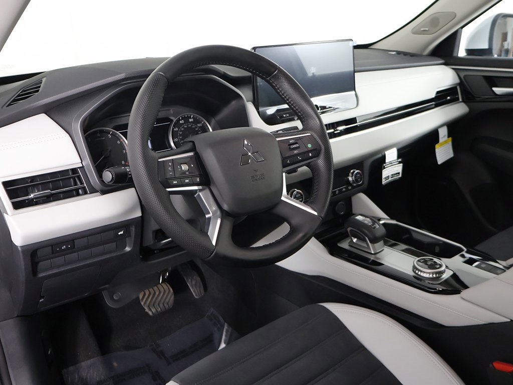 New 2025 Mitsubishi Outlander SE image 29