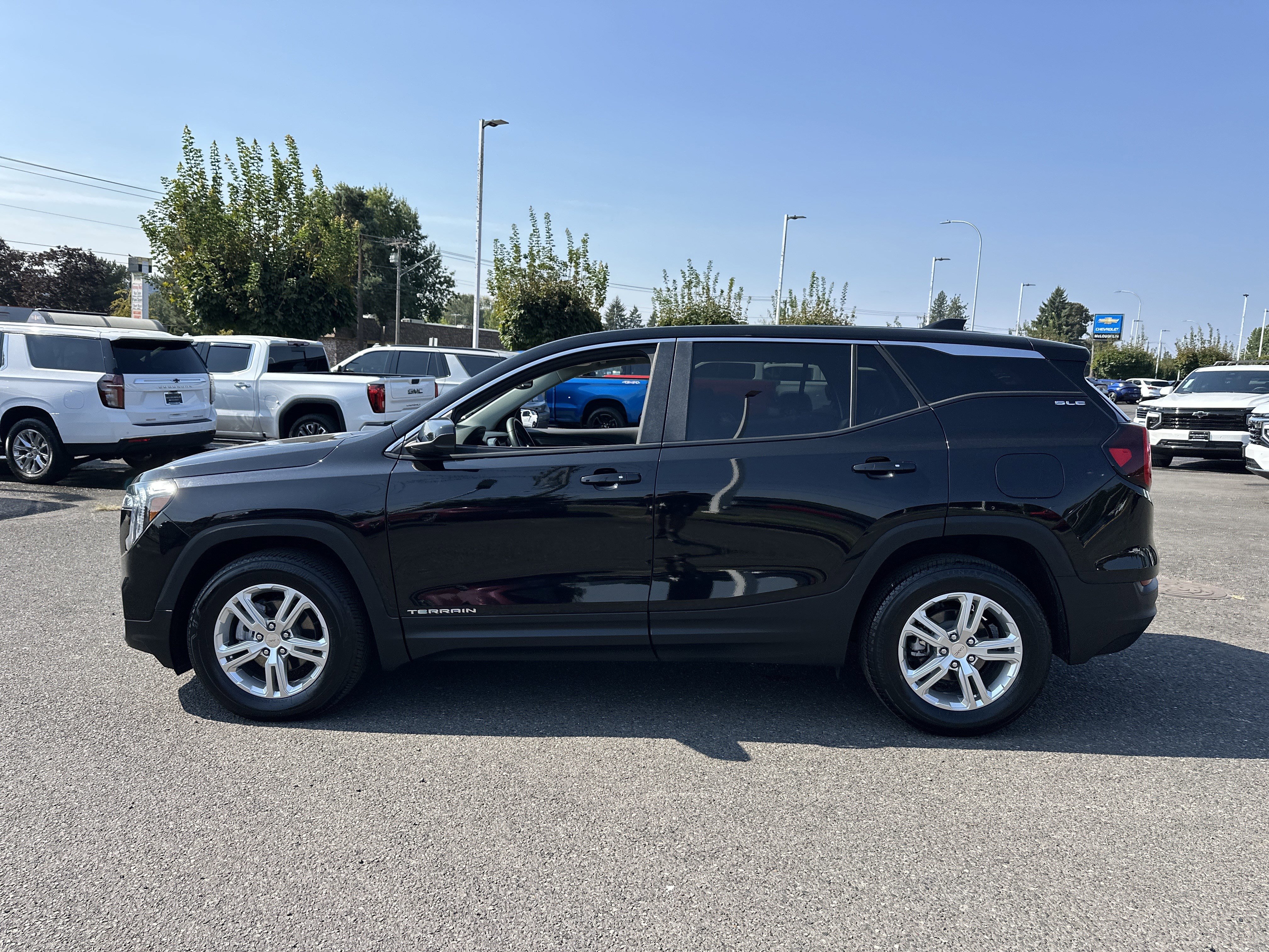 Used 2024 GMC Terrain SLE image 2