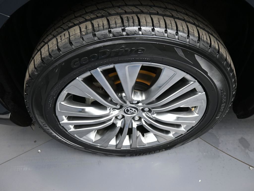 Certified 2023 Toyota Venza XLE AWD/4WD image 14