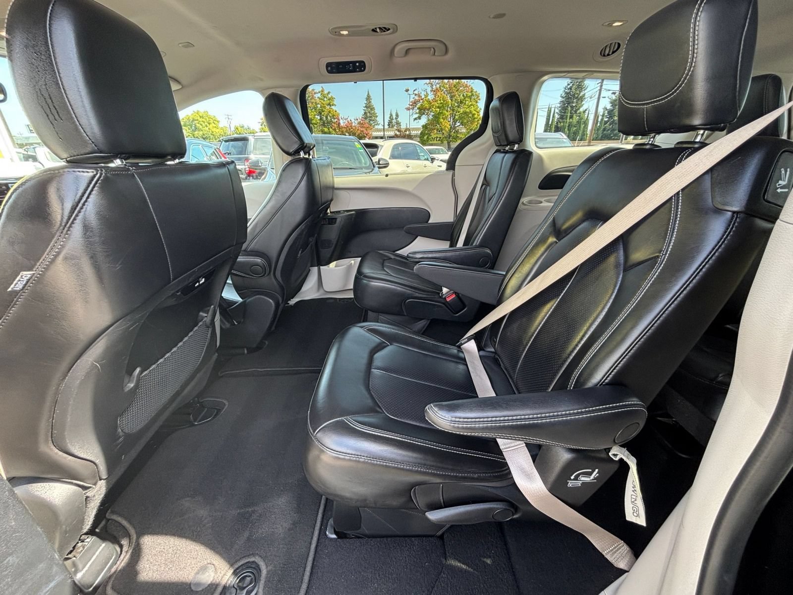 Used 2023 Chrysler Pacifica Touring-L FWD image 27