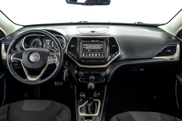 Used 2016 Jeep Cherokee Latitude w/ Cold Weather Group AWD/4WD image 11