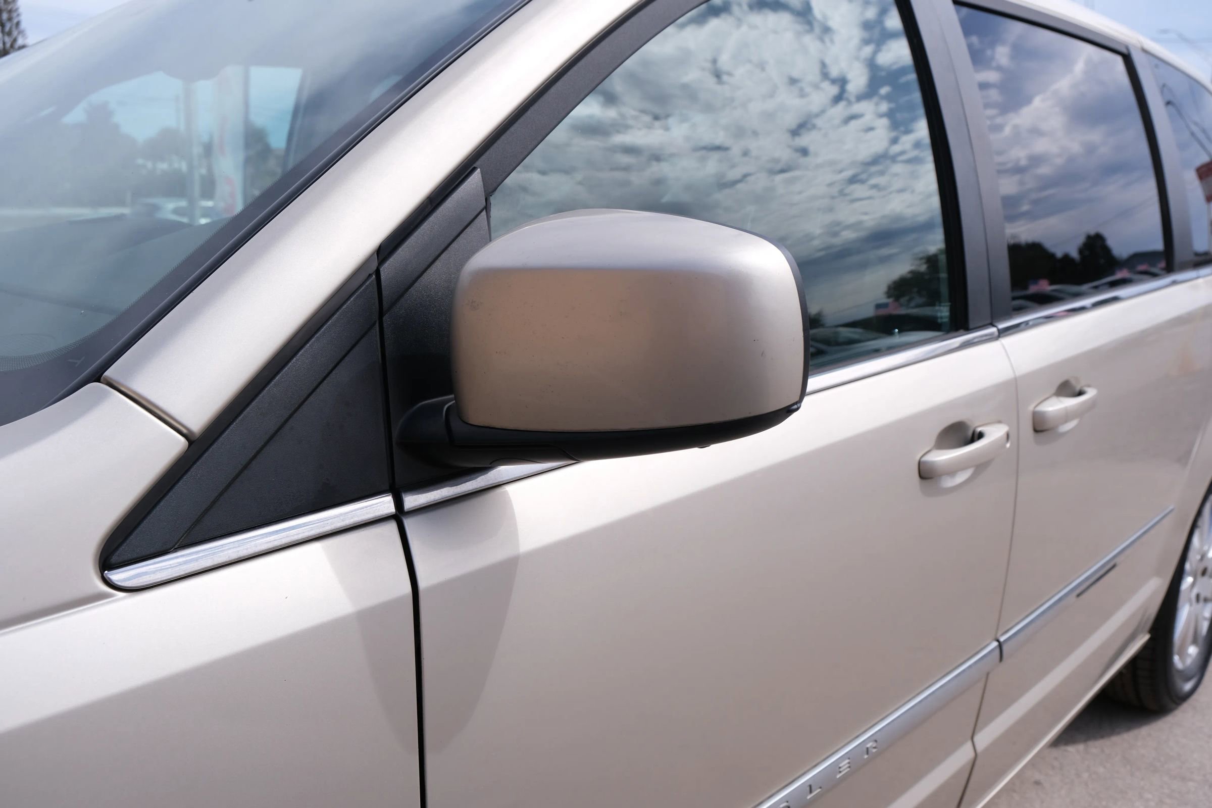 Used 2015 Chrysler Town & Country Touring image 12