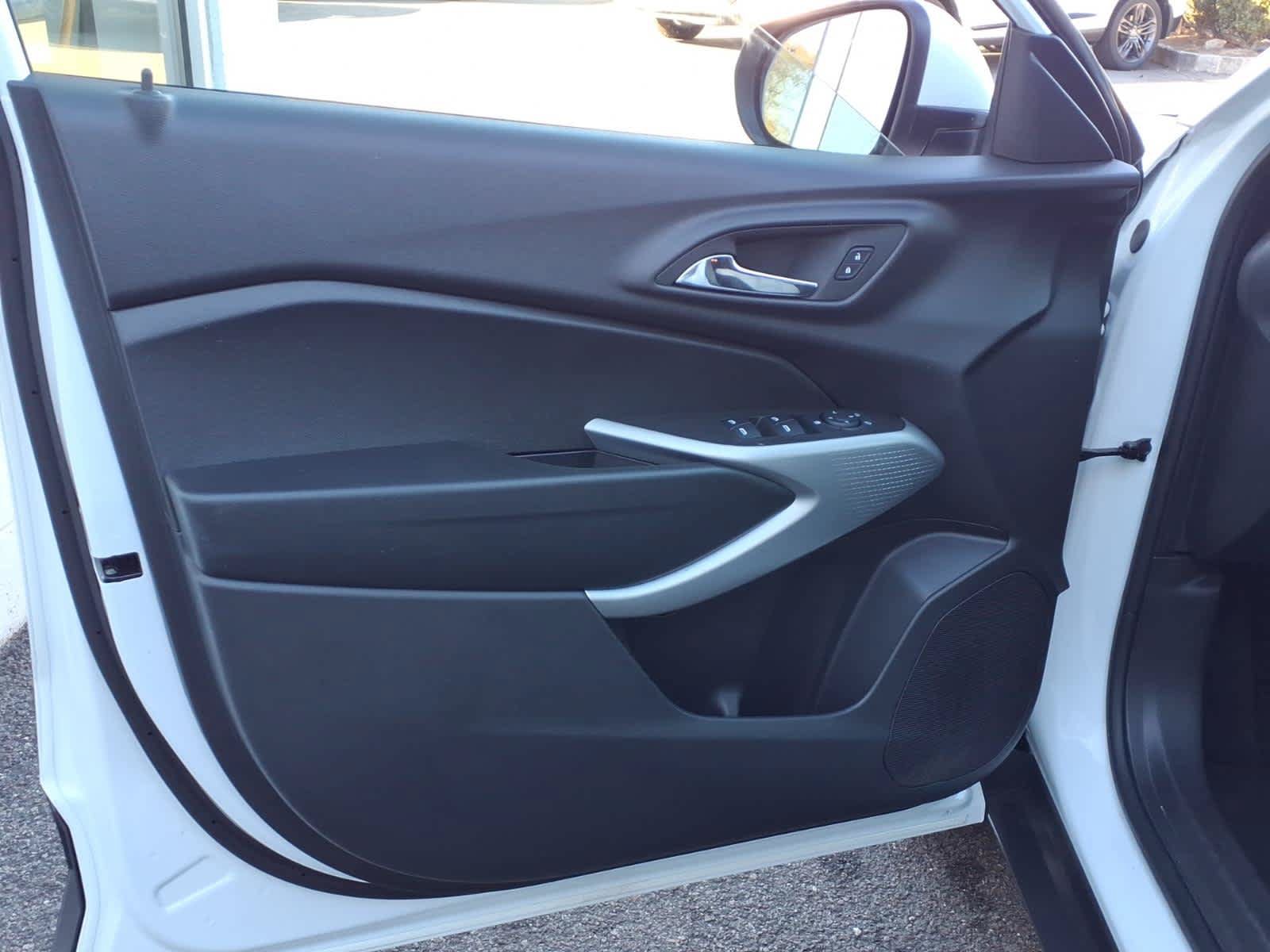 Used 2025 Chevrolet Trax LS w/ LS Convenience Package FWD image 10