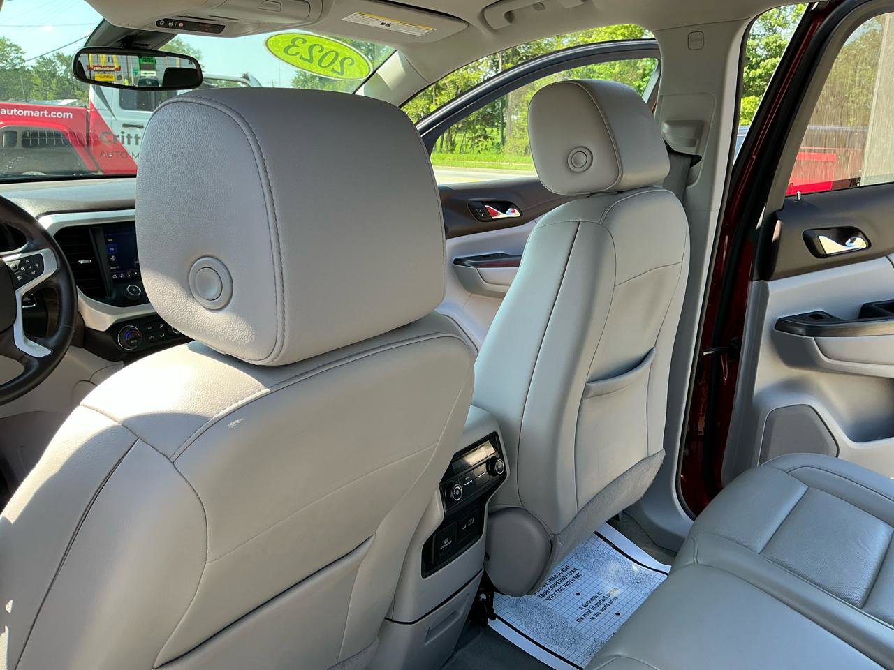 Used 2023 GMC Acadia SLT FWD image 12