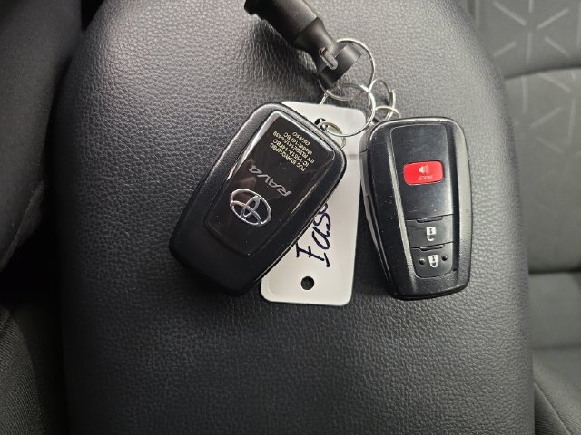Used 2021 Toyota RAV4 XLE w/ XLE Grade Weather Package AWD/4WD image 25