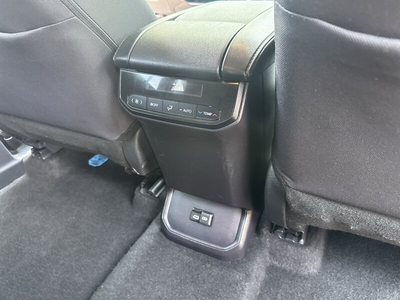 Used 2024 Toyota Highlander LE AWD/4WD image 32