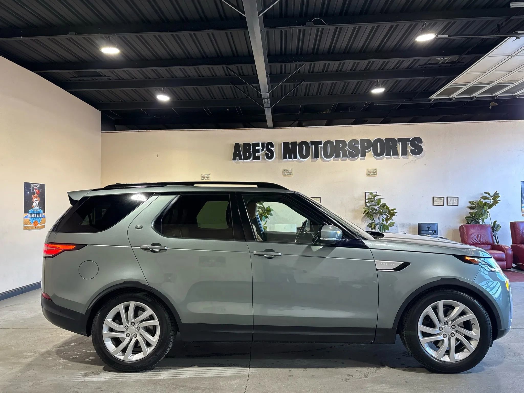Used 2017 Land Rover Discovery HSE AWD/4WD image 8