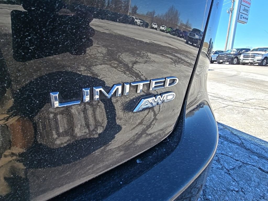 Used 2021 Chrysler Pacifica Limited w/ Uconnect Theater Family Group image 14