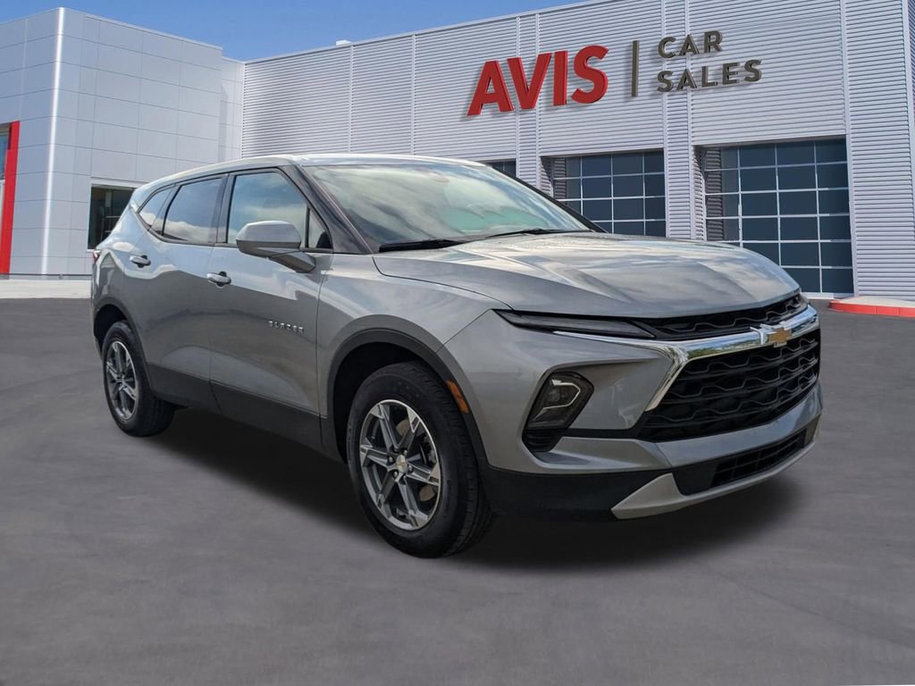Used 2025 Chevrolet Blazer LT image 3