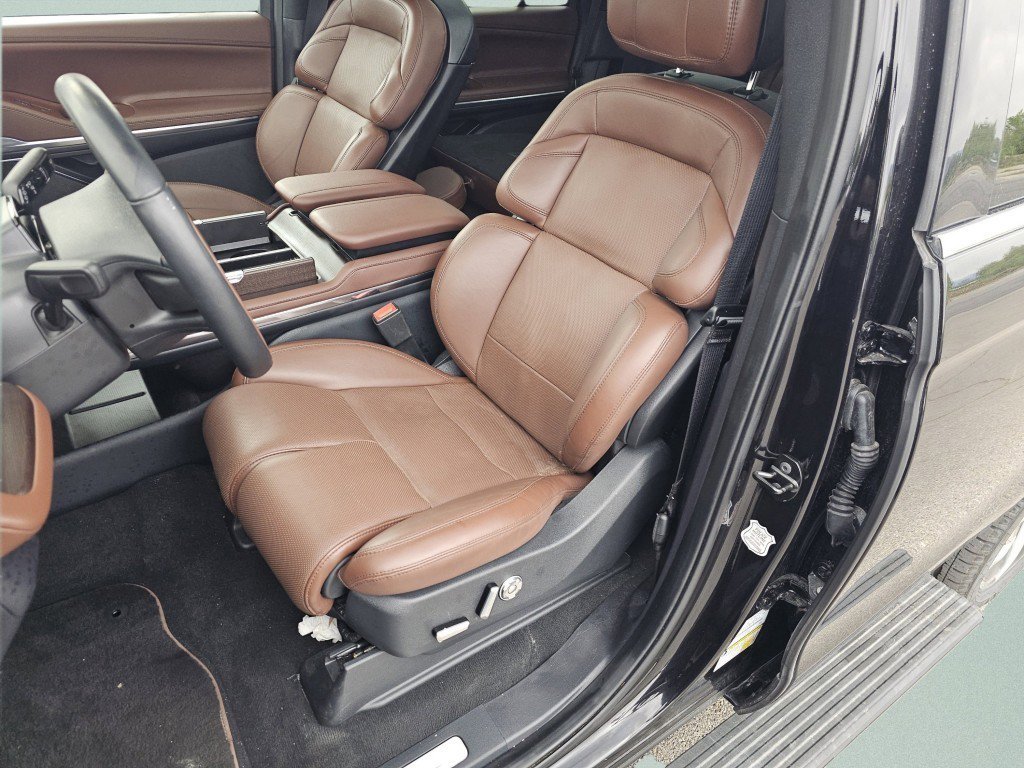 Used 2025 Lincoln Navigator Reserve image 6