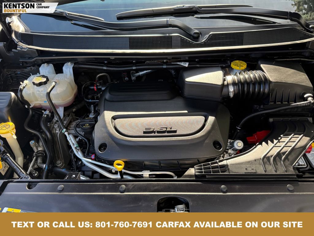 Used 2025 Chrysler Pacifica Limited image 36