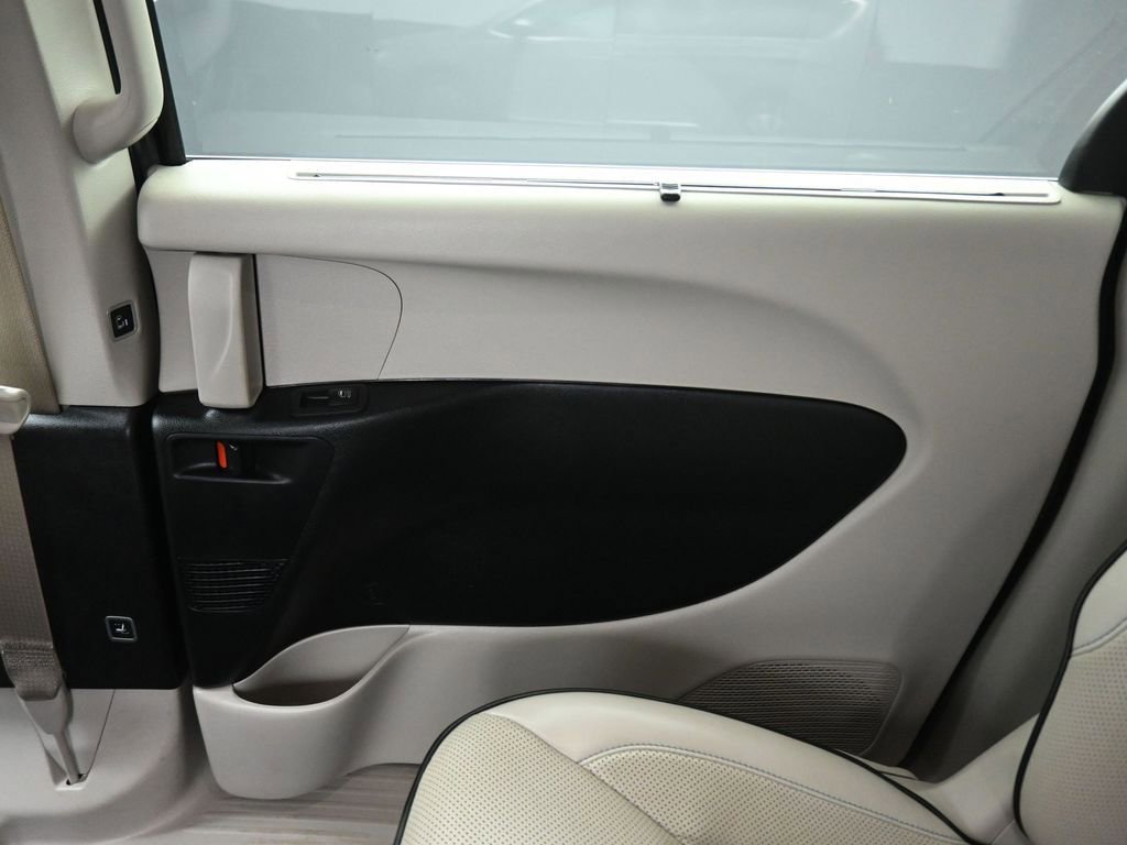 Used 2020 Chrysler Pacifica Limited w/ Advanced Safetytec Group image 40