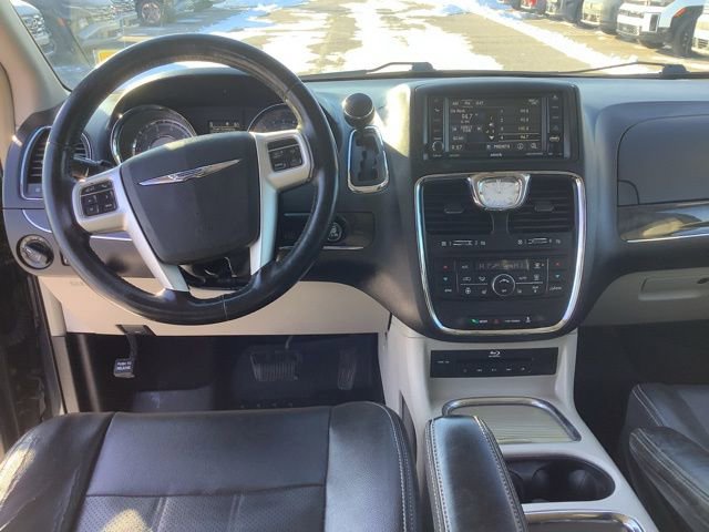 Used 2014 Chrysler Town & Country Touring-L w/ Driver Convenience Group image 13