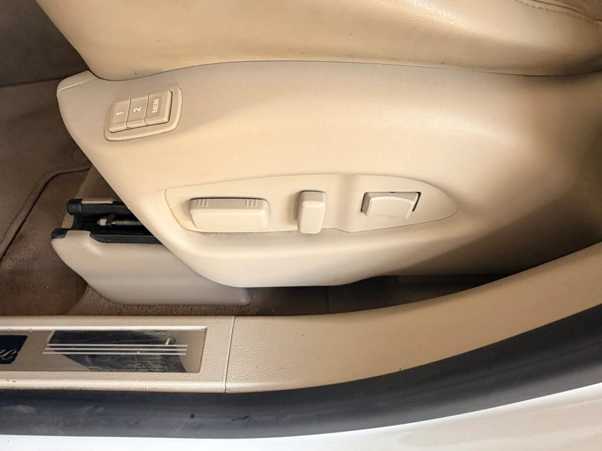Used 2010 Cadillac SRX Luxury FWD image 25