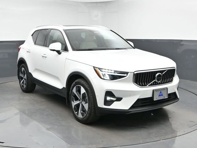 Used 2023 Volvo XC40 B5 Plus w/ Driver Assist Package AWD/4WD image 2
