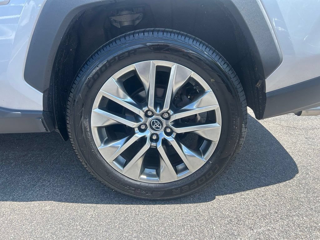 Used 2020 Toyota RAV4 XLE Premium AWD/4WD image 27