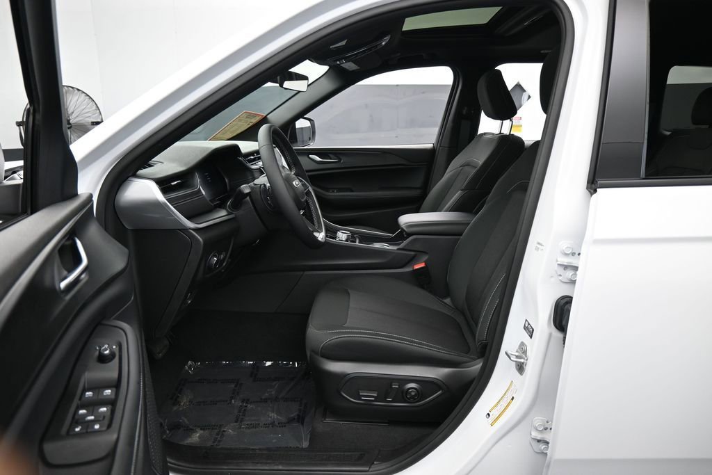 Used 2025 Jeep Grand Cherokee Laredo X RWD image 11