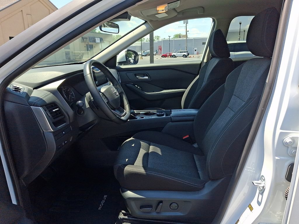 Used 2025 Nissan Rogue SV AWD/4WD image 13