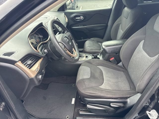 Used 2017 Jeep Cherokee Sport FWD image 11