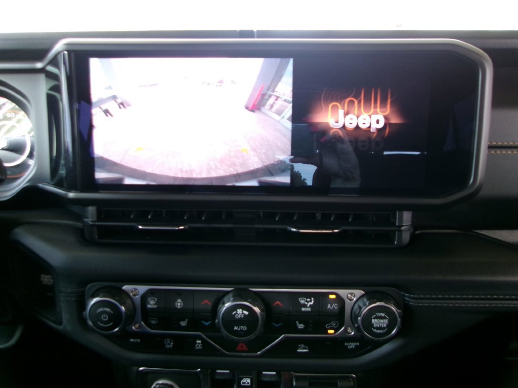 Used 2025 Jeep Wrangler Unlimited Sahara AWD/4WD image 14