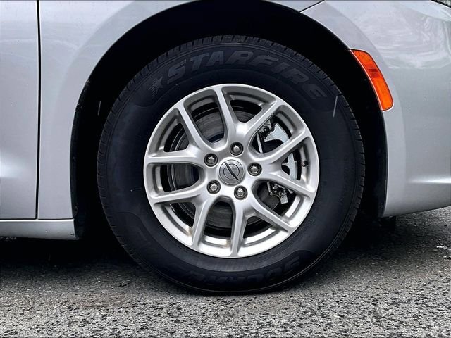 Used 2023 Chrysler Pacifica Touring-L FWD image 9