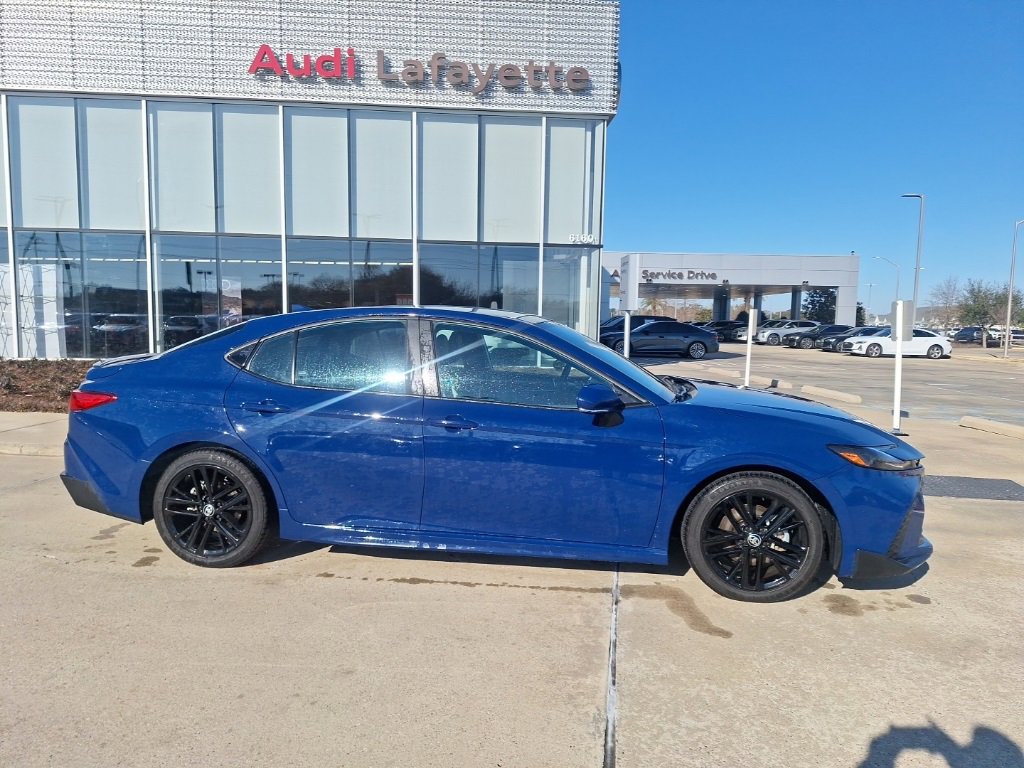 Used 2025 Toyota Camry SE image 1