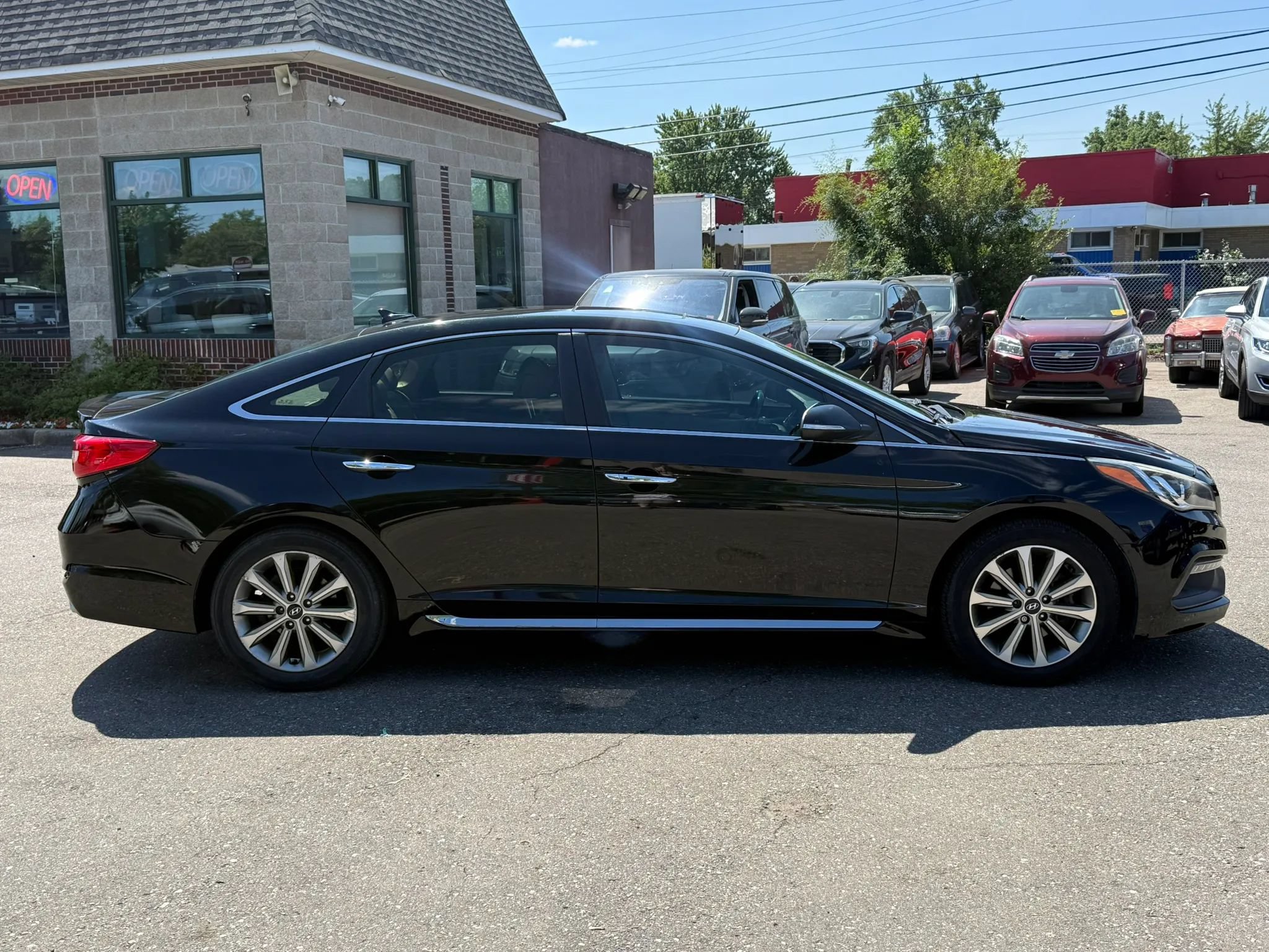 Used 2017 Hyundai Sonata Limited w/ Cargo Package FWD image 4