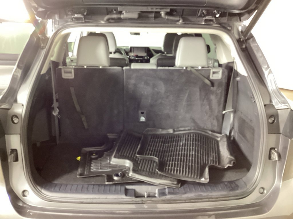 Used 2022 Toyota Highlander XLE AWD/4WD image 24