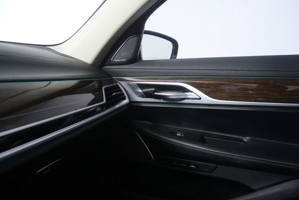 Used 2020 BMW 740i w/ Premium Package image 17