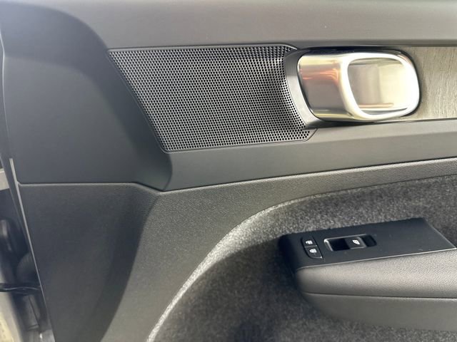 Used 2023 Volvo XC40 B5 Plus AWD/4WD image 28