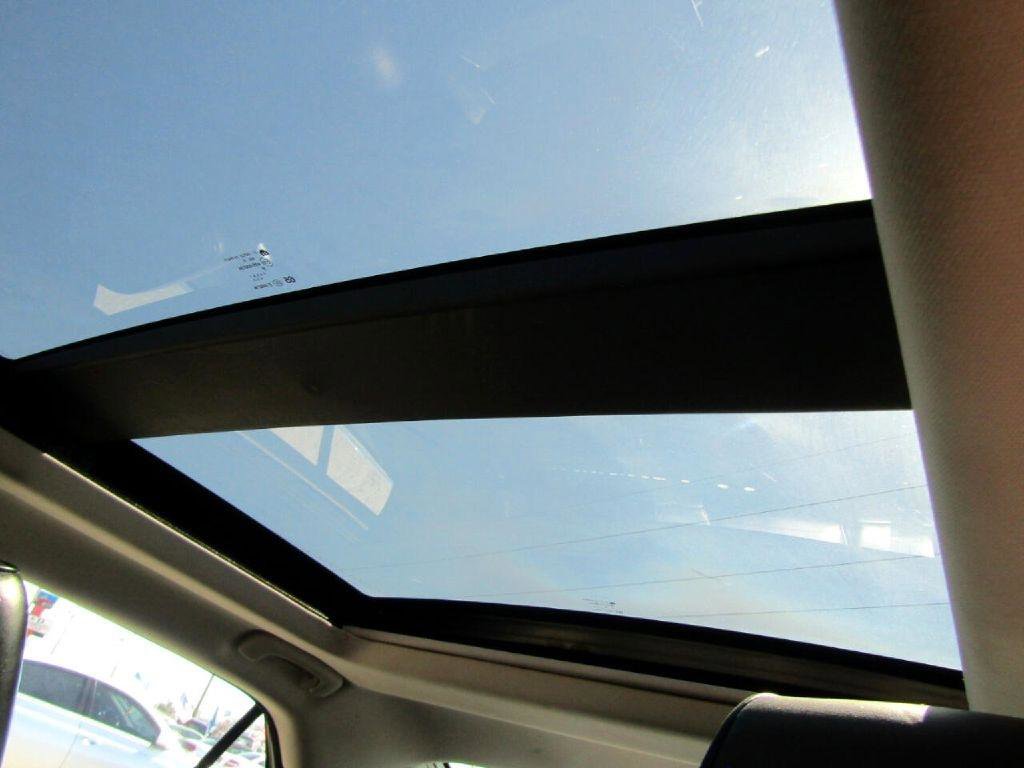 Used 2016 Chrysler 300 C RWD image 12