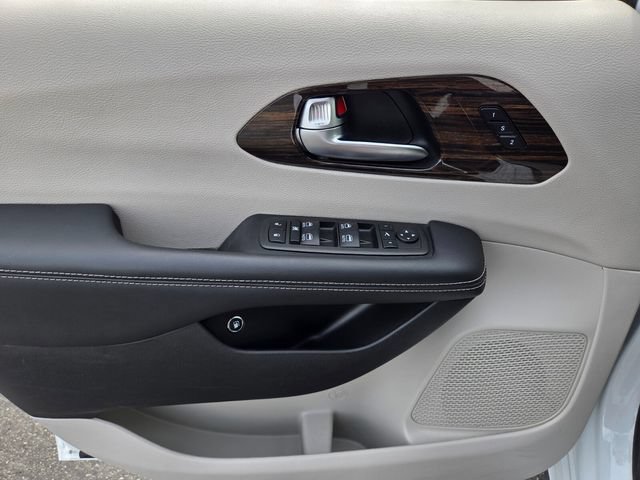 Used 2023 Chrysler Pacifica Limited FWD image 19