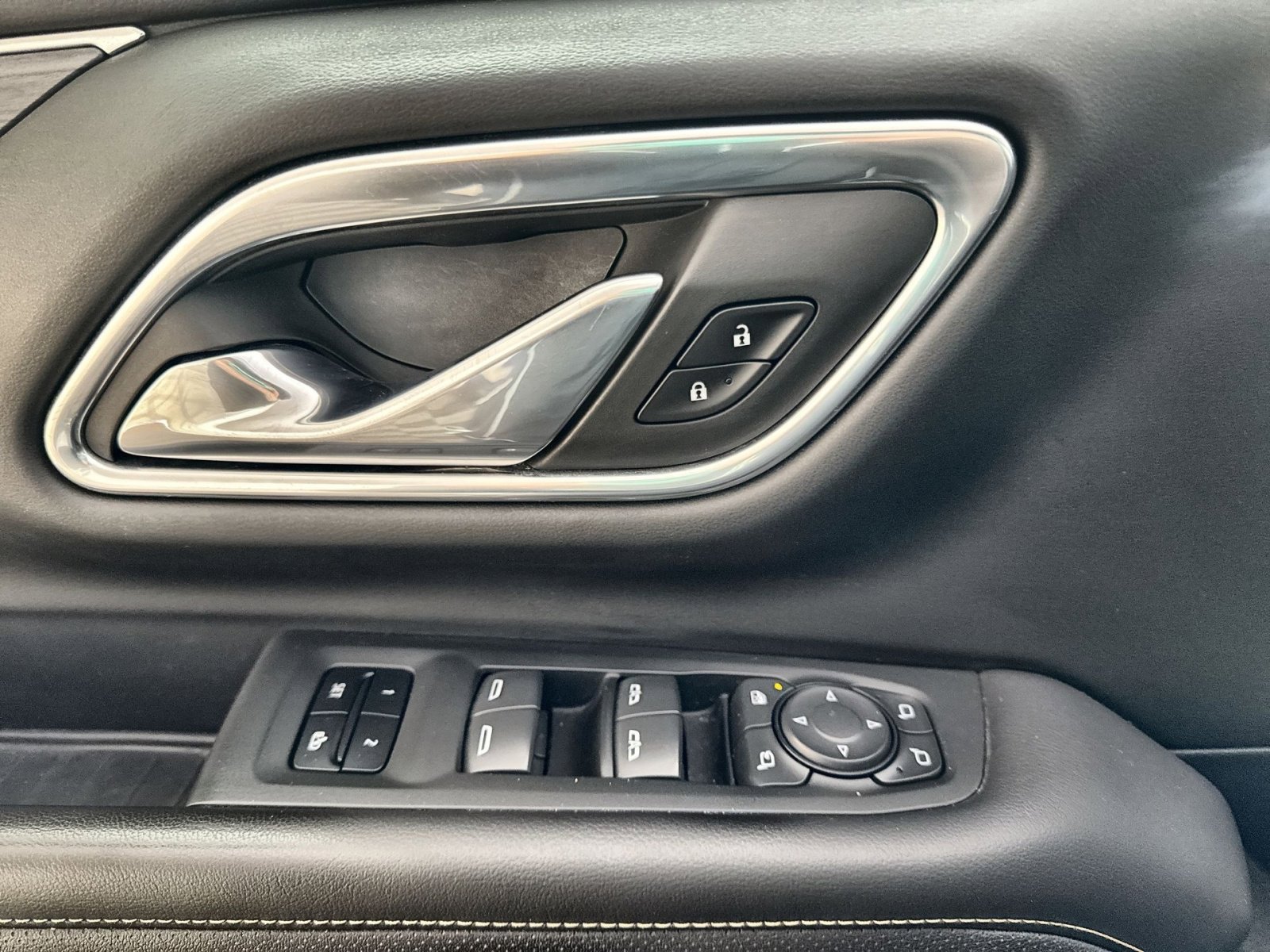 Used 2022 GMC Yukon XL SLT w/ SLT Premium Package image 15