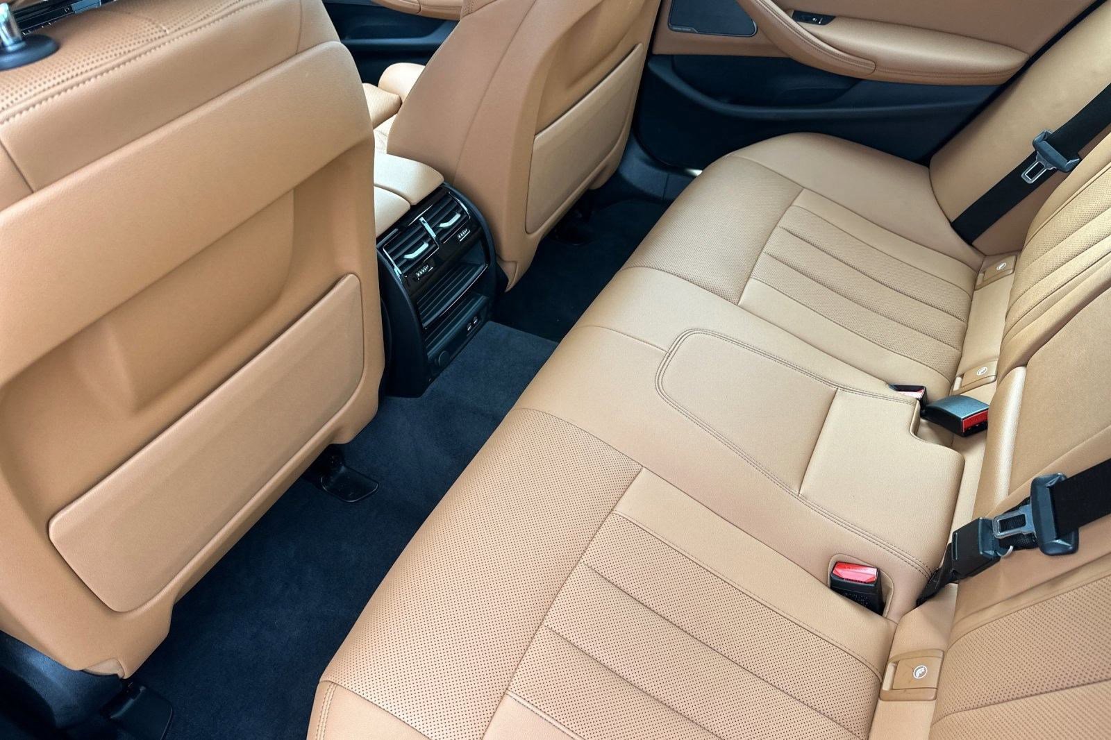 Used 2023 BMW 530e w/ Premium Package image 28