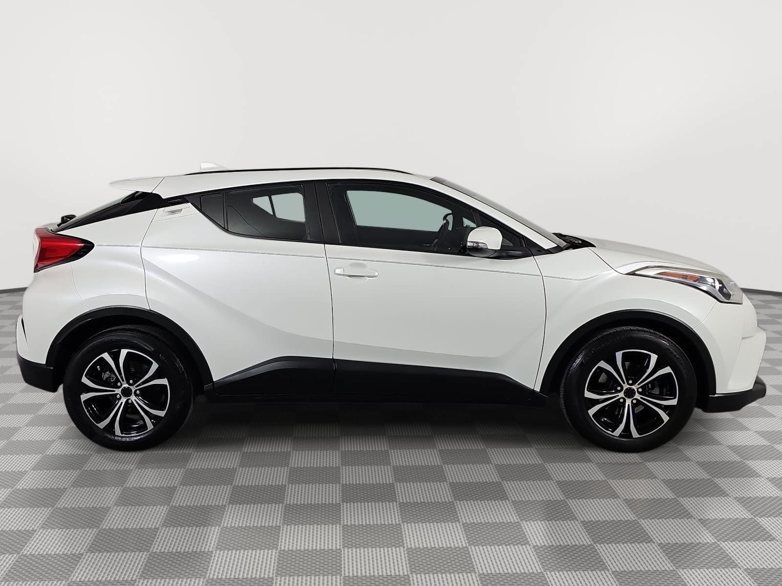 Used 2019 Toyota C-HR LE FWD image 9