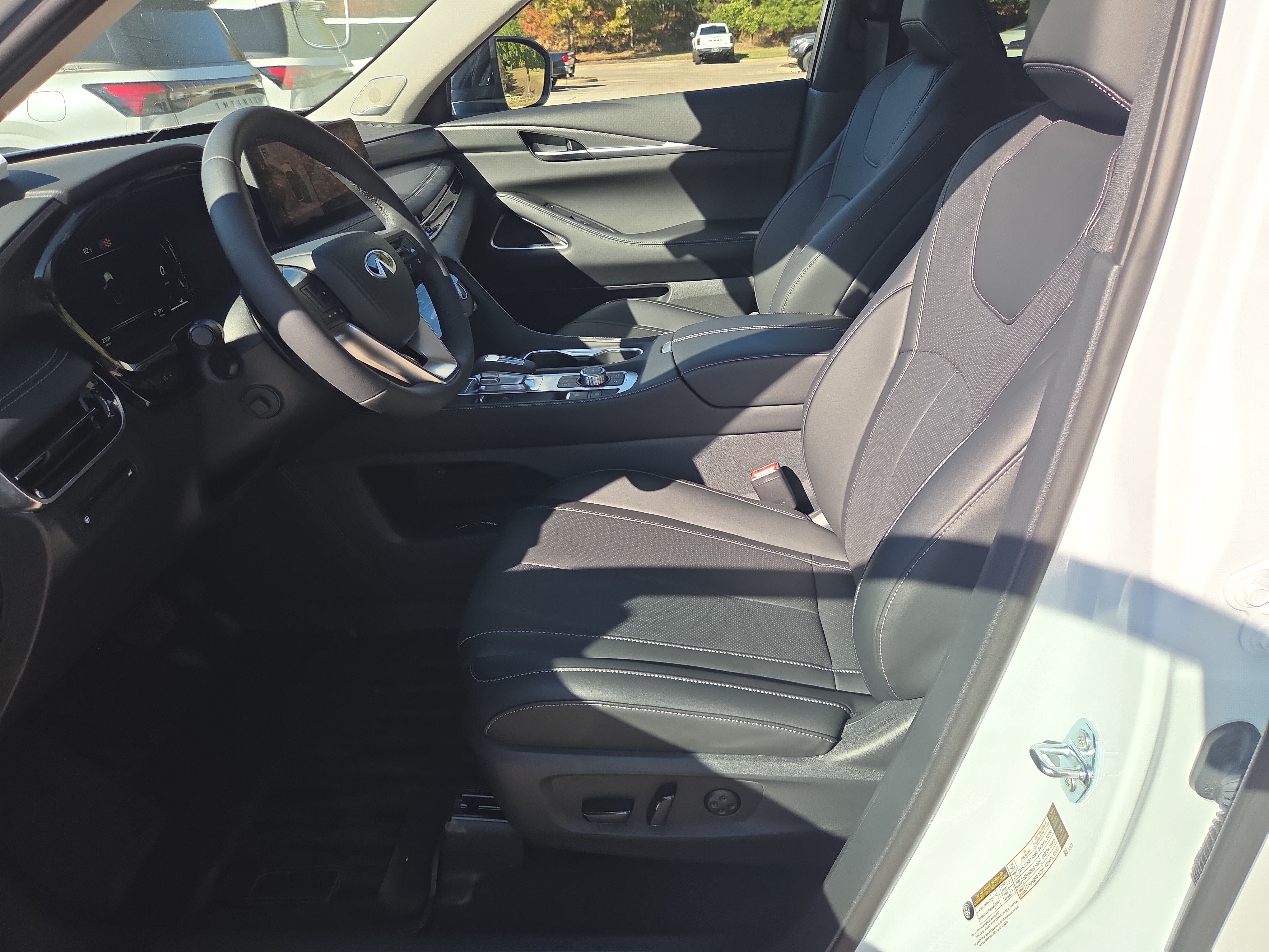 Used 2027 INFINITI QX60 Luxe w/ Cargo Package FWD image 4