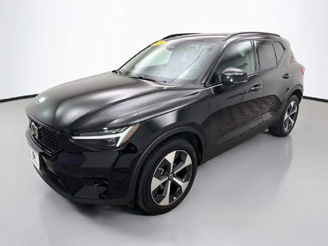 Used 2026 Volvo XC40 B5 Plus AWD/4WD image 3