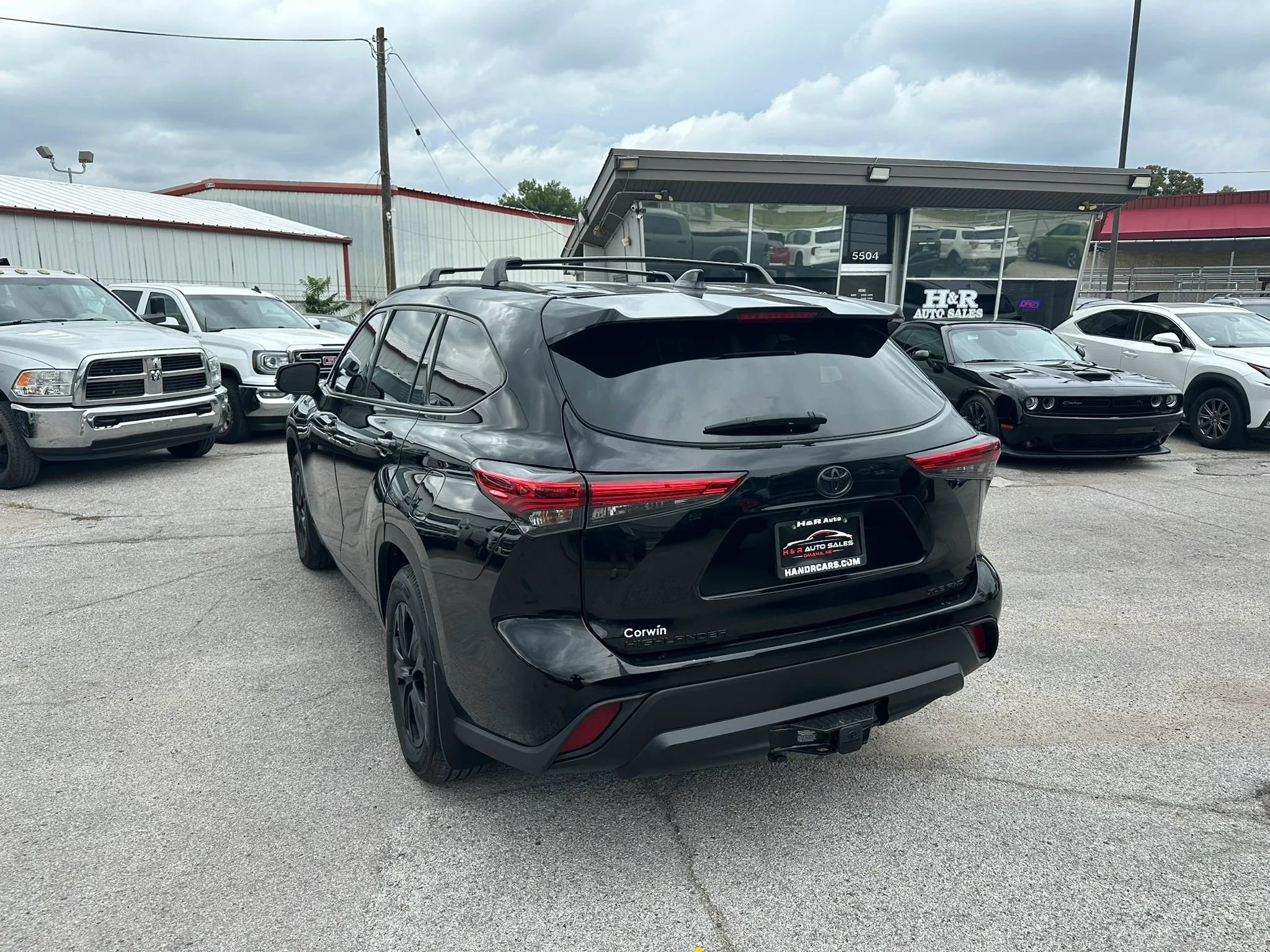 Used 2021 Toyota Highlander XLE AWD/4WD image 3