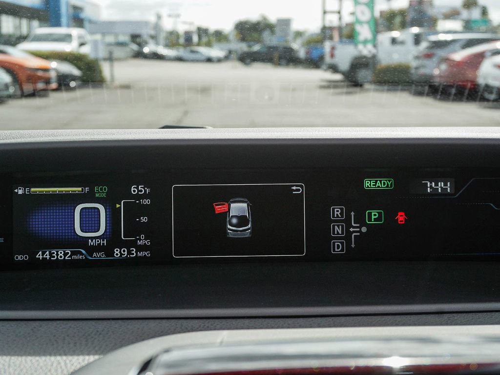 Used 2017 Toyota Prius Prime Advanced w/ Preferred Accessory Package FWD image 21