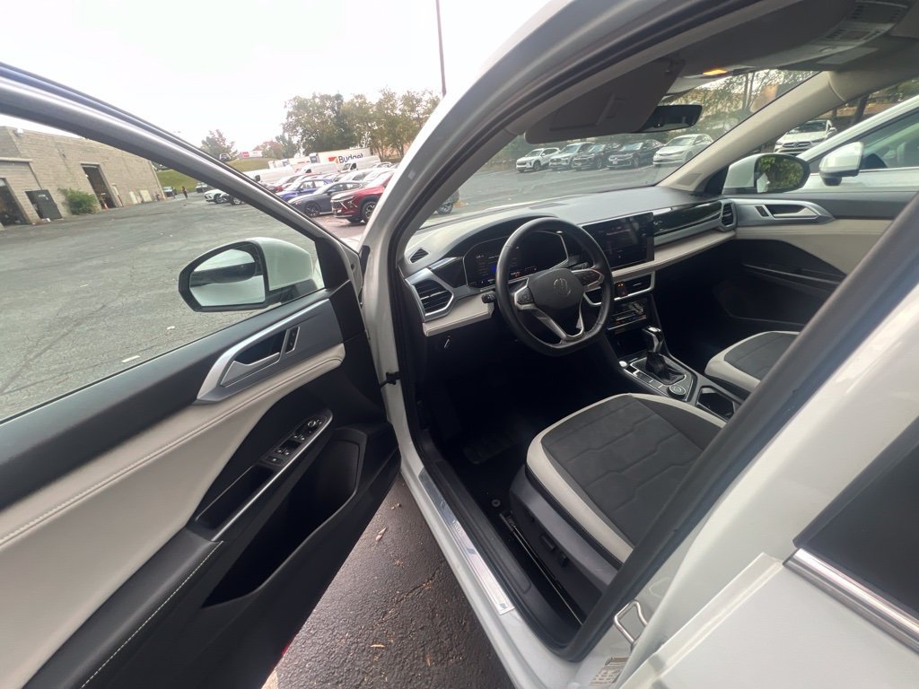 Used 2025 Volkswagen Taos SE AWD/4WD image 2
