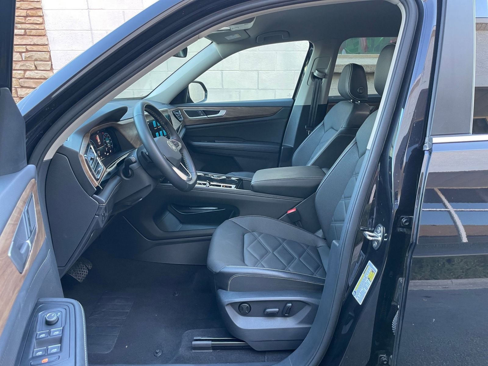 Used 2025 Volkswagen Atlas SE image 27