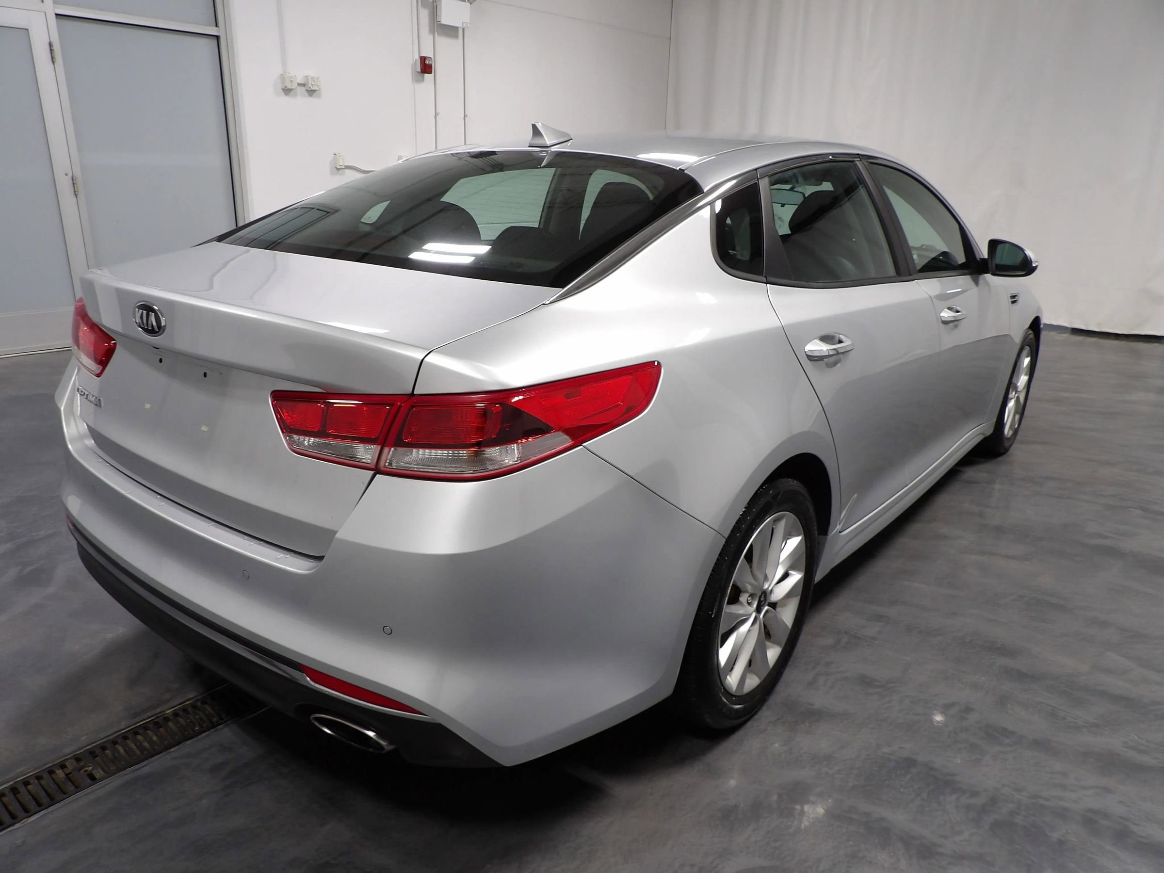 Used 2018 Kia Optima LX w/ 17" Alloy Wheels Package image 4