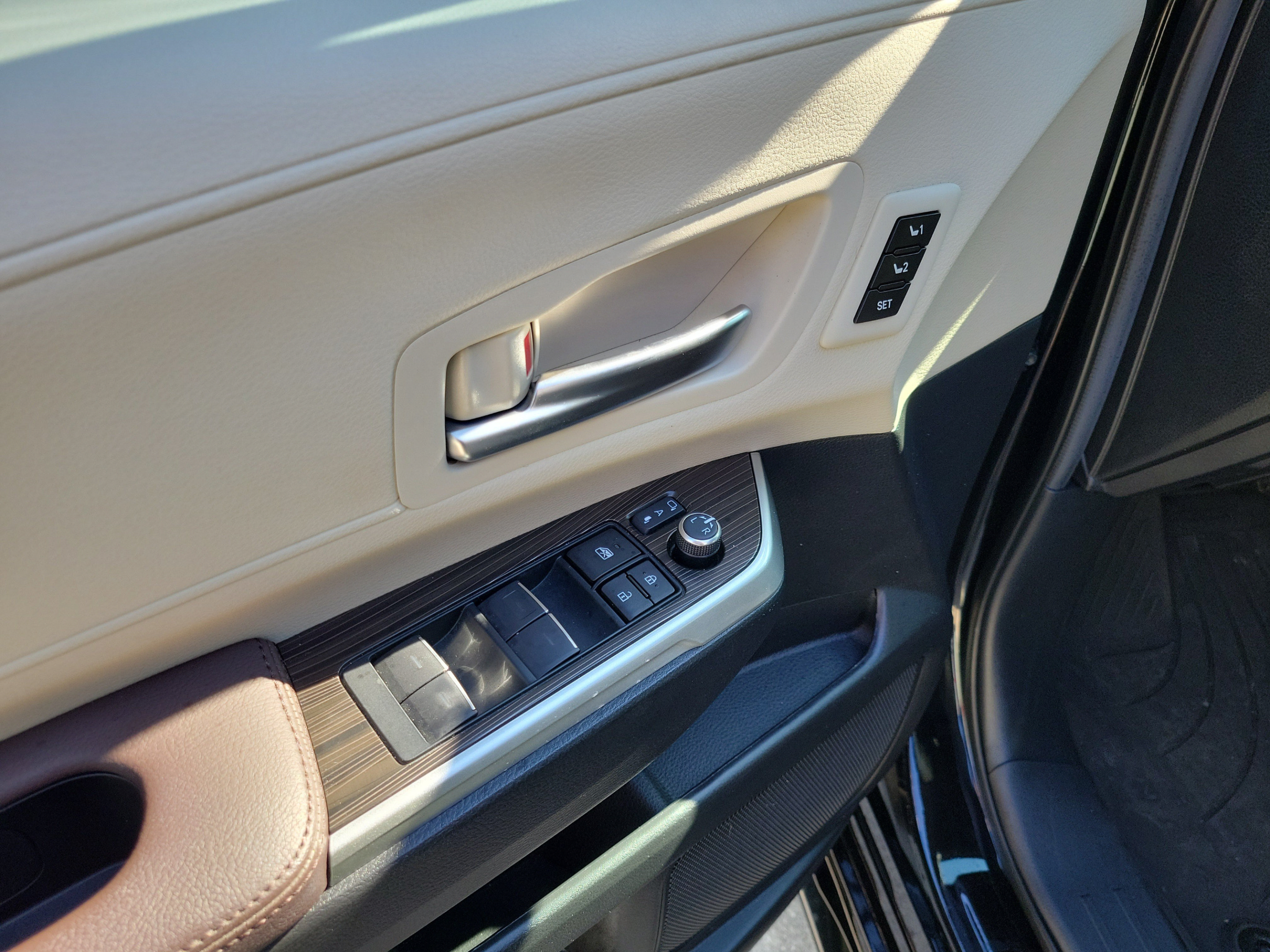 Certified 2024 Toyota Sienna Platinum FWD image 7