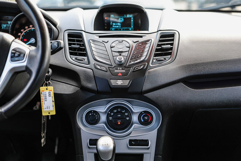 Used 2016 Ford Fiesta SE image 3